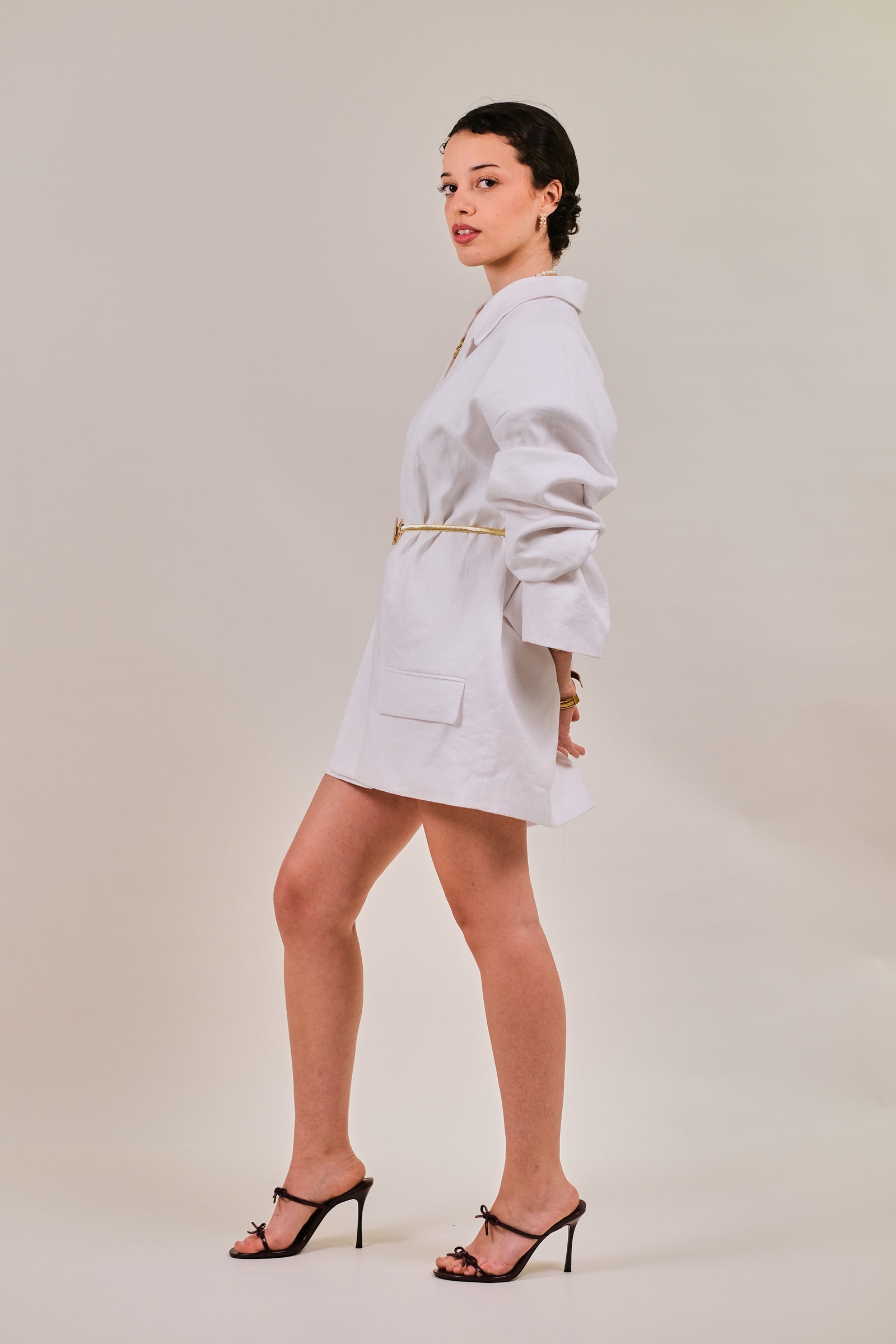 Blazer en lin blanc oversize Maison IMA porté par une femme