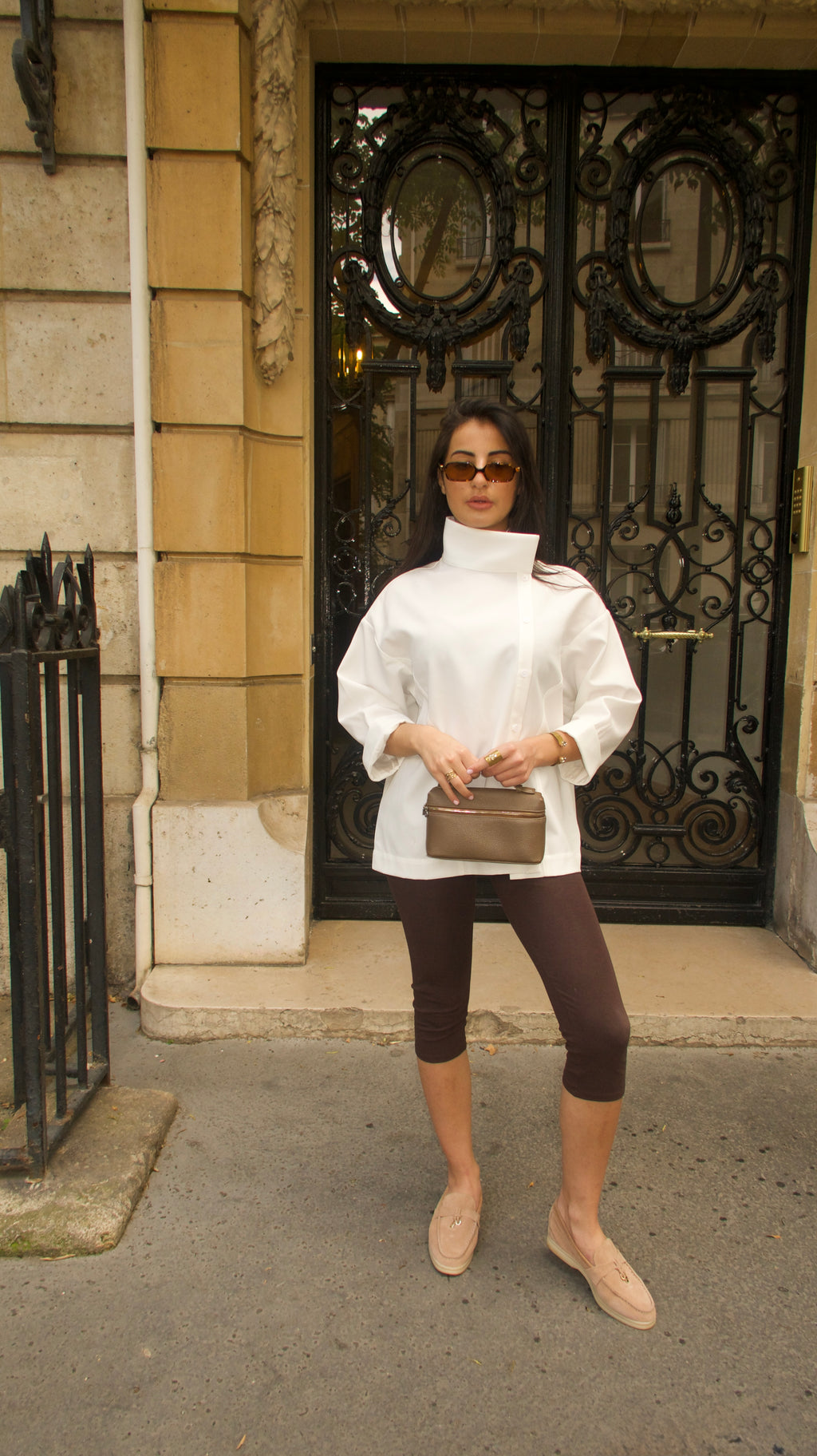 Chemise col montant en popeline blanche Maison IMA portée par une femme